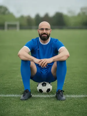 Футболист на траве