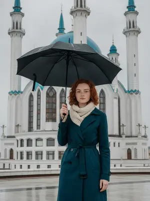 Женщина с зонтом у мечети