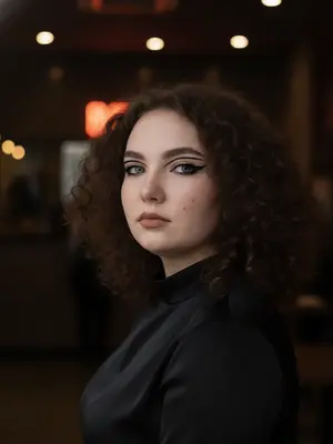 Модель с ярким макияжем