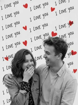 На ярком фоне с надписью "I love you" и красными сердечками расположены два человека. Они смотрят друг на друга, слегка наклонившись вперед, создавая ощущение близости и движения. Тела расслаблены, наполнены живыми эмоциями, их лица искренне светятся от смеха.

Один из них ласково обнимает плечи другого в неожиданном жесте нежности. Другой прикрывает рот рукой, глаза его прищурены от радостного смеха. Их лица сохранены в черно-белом контрасте, подчеркивающем естественную красоту без искажений.

Фон остается ярким и цветным, не закрывая буквы и символы. Коллаж выполнен аккуратно, с реалистичным светом, мягкими тенями и сохранением фотореализма. Люди выглядят черно-белыми на фоне ярких красок, создавая контраст и гармонию в изображении.