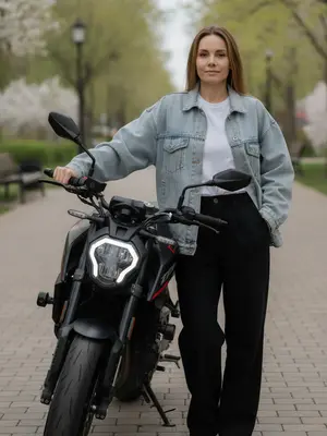 Женщина у мотоцикла