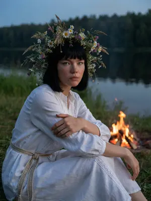 Девушка у костра