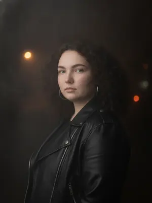Женщина в кожаной куртке