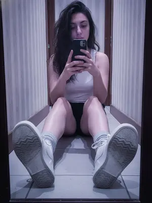 Зеркальный селфи в коридоре