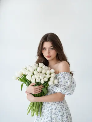 Женщина с тюльпанами