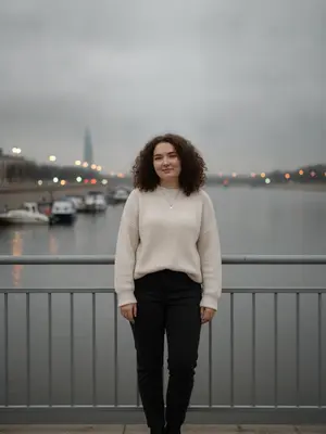 Стильная женщина у набережной