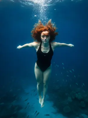 Модель в купальнике под водой