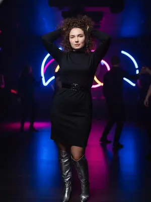 Женщина на танцполе
