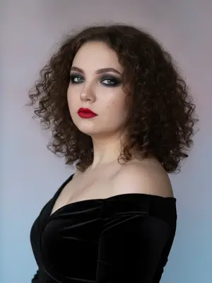 Модель с яркой помадой