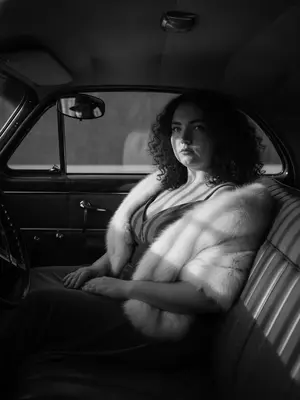 Модель в винтажном автомобиле