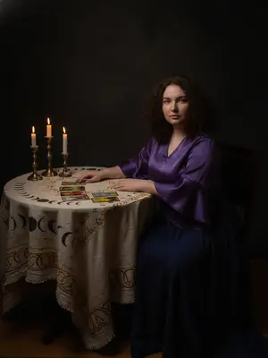 Мистическая женщина с Таро