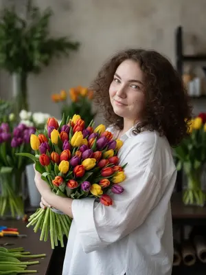 Флорист с тюльпанами