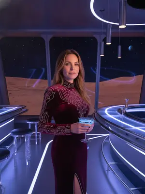 Модель в футуристическом баре
