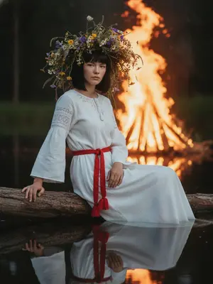 Девушка у воды