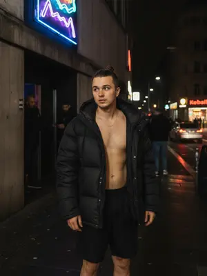 Модель в черном пуховике