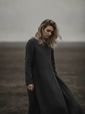 Женщина в сером платье