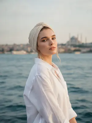 Женщина на набережной