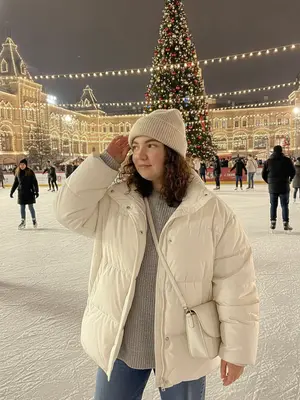 Женщина на катке в Москве