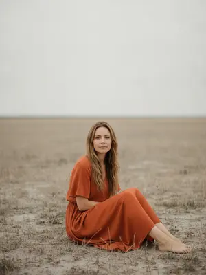 Оранжевая женщина в поле