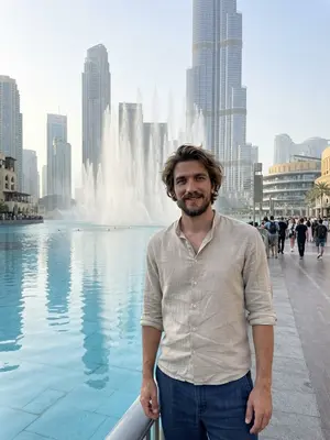 Мужчина у Dubai Mall