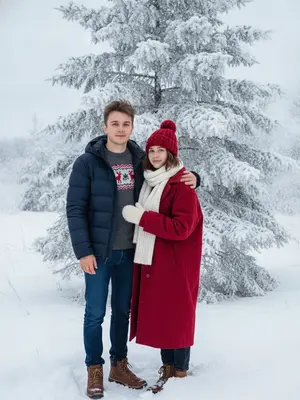 Зимняя пара у елки