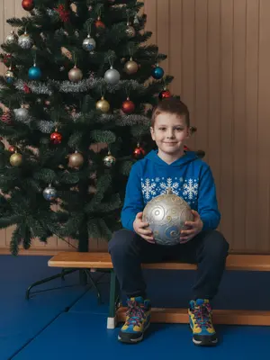 Мальчик с новогодним мячом
