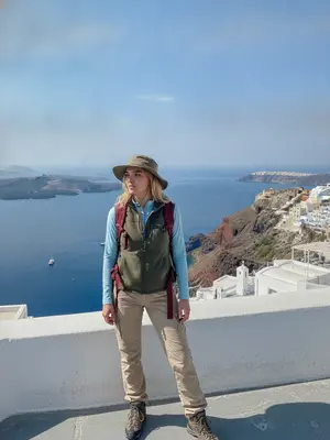 Модель на скалах