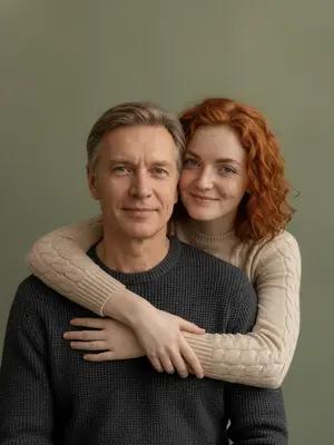 На студийском фотосете запечатлен отец и его дочь, обнимающиеся. Девушка стоит позади мужчины, ее руки ласково обвивают его торс, щека едва касается его головы. Взгляд обоих направлен точно в объектив. В их выражениях - спокойствие, теплота и натуральная нежность, с легкой улыбкой на лицах.