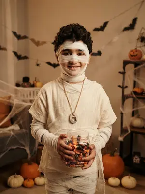 Мальчик в костюме мумии