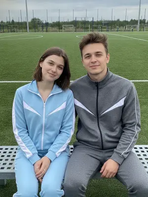 Спортивная пара на скамейке