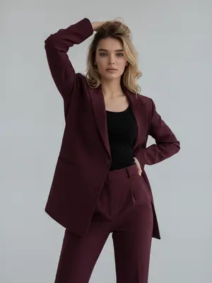 Женщина в баклажановом костюме