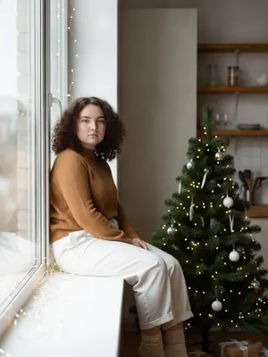 Женщина в минималистичной кухне