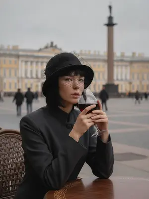 Аристократка за бокалом