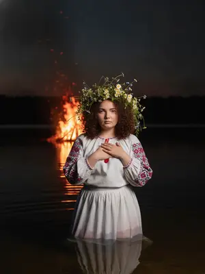 Женщина в юбке у воды