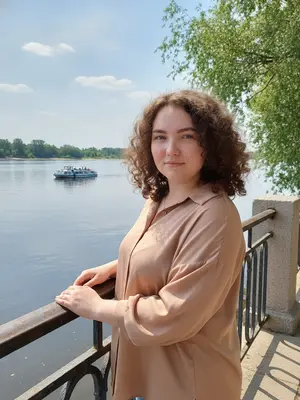 Улыбающаяся женщина у реки