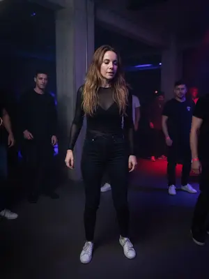 Модель на техно-вечеринке