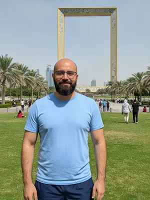 Мужчина на фоне Dubai Frame