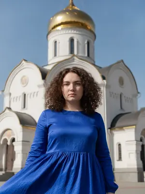 Женщина у часовни