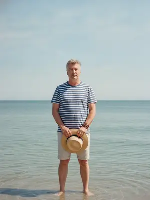 Мужчина у моря