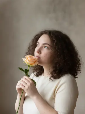 Нежная женщина с розой