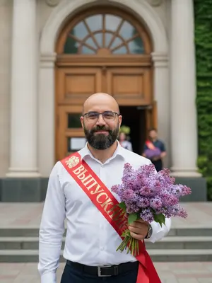 Выпускник с букетом