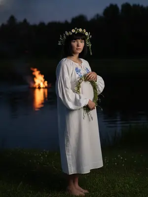 Молодая женщина у воды