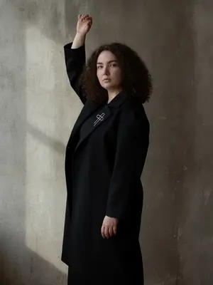 Черный плащ и минимализм