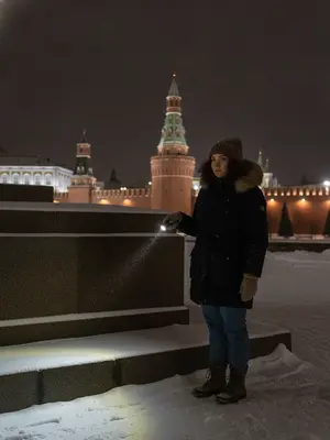 Женщина с фонариком