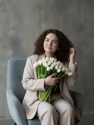 Женщина с тюльпанами
