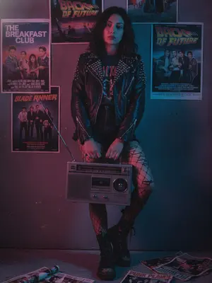 Панк-модель на фоне постеров