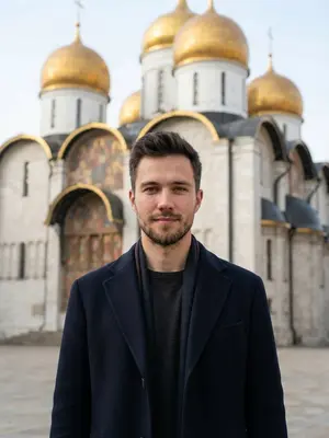 Мужчина в пальто на фоне собора