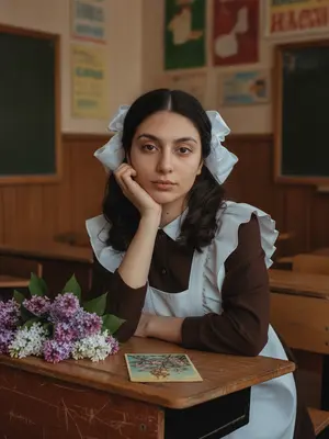 Школьница с сиренью