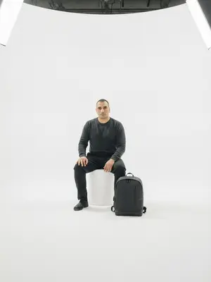 Мужчина на табурете