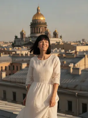 Женщина на крыше с собором